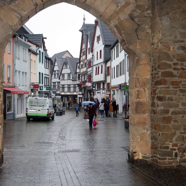 Blick durchs Orchheimer Tor auf die Innenstadt von Bad Münstereifel.
