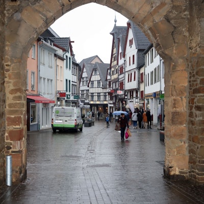 Blick auf die Orchheimer Straße im Regen.