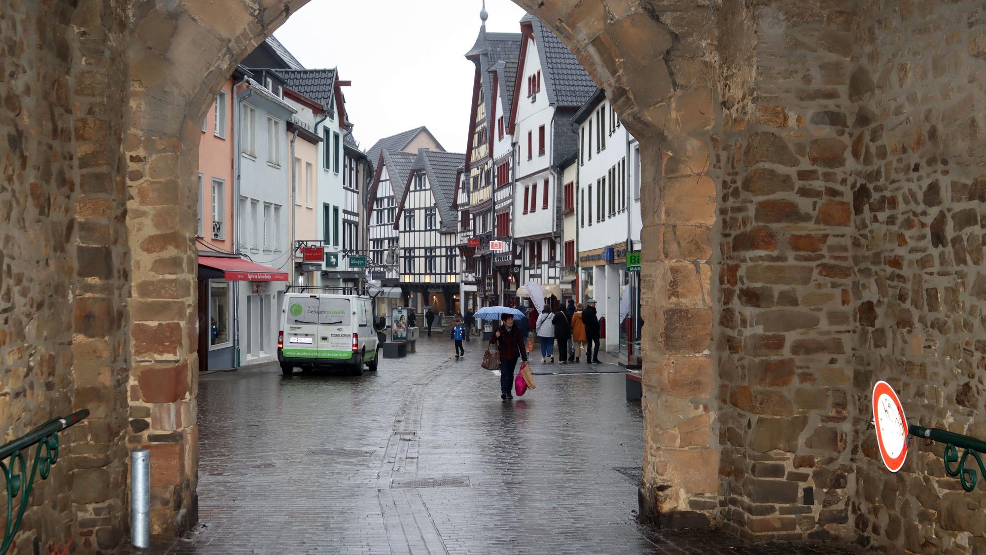 Blick auf die Orchheimer Straße im Regen.