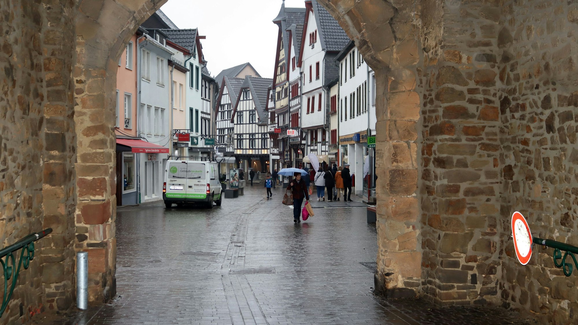 Blick durchs Orchheimer Tor auf die Innenstadt von Bad Münstereifel.