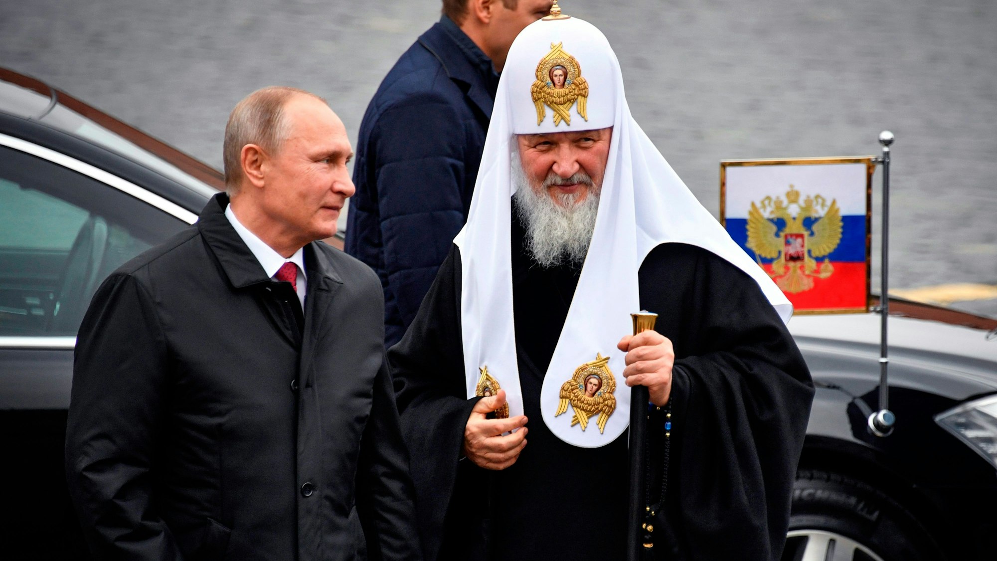 Der russische Präsident Wladimir Putin (l.) und der Vorsteher der Russischen-Orthodoxen Kirche, Patriarch Kyrill I. Nawalnys Witwe wirft dem Kremlchef „Satanismus“ vor. (Archivbild)