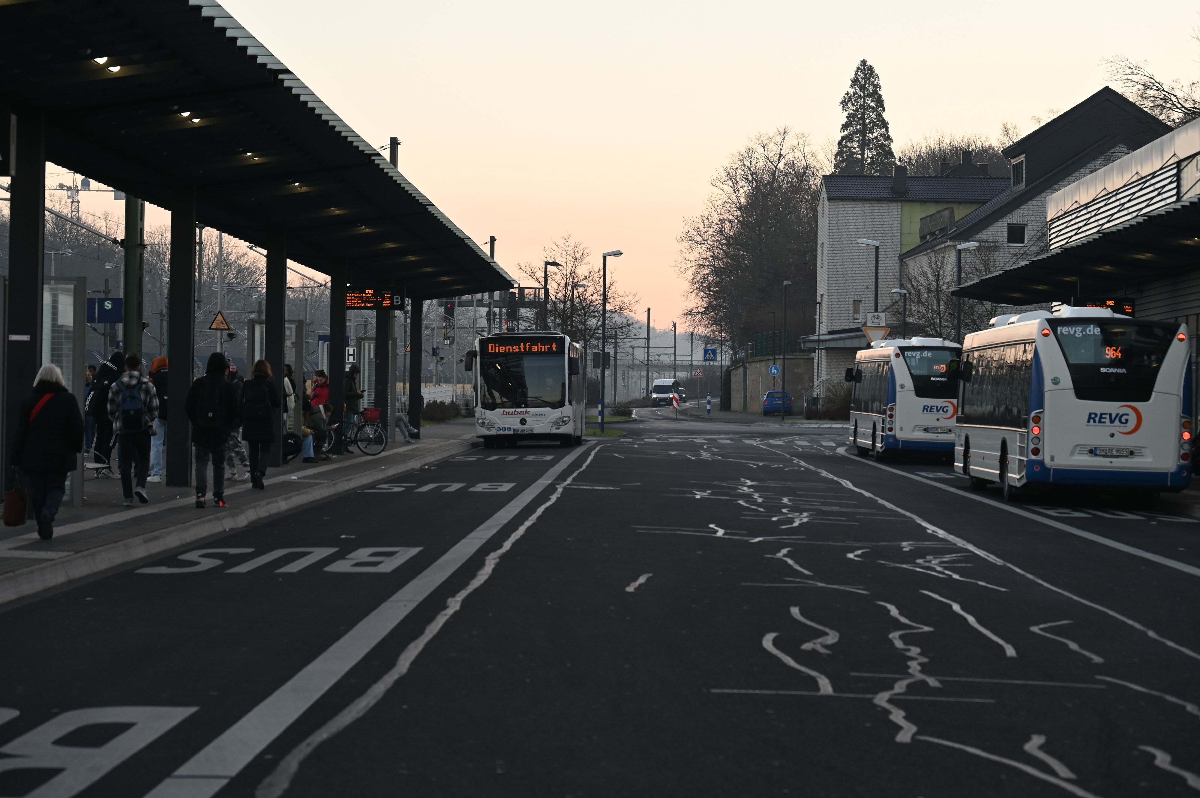 Mehrere Bus warten am Busbahnhof auf ihre Fahrgäste. Ab Montag, 27. Februar, bleiben voraussichtlich viele Busse im Depot.