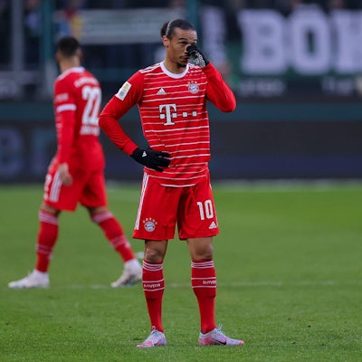 Leroy Sane im Trikot des FC Bayern München auf dem Spielfeld.