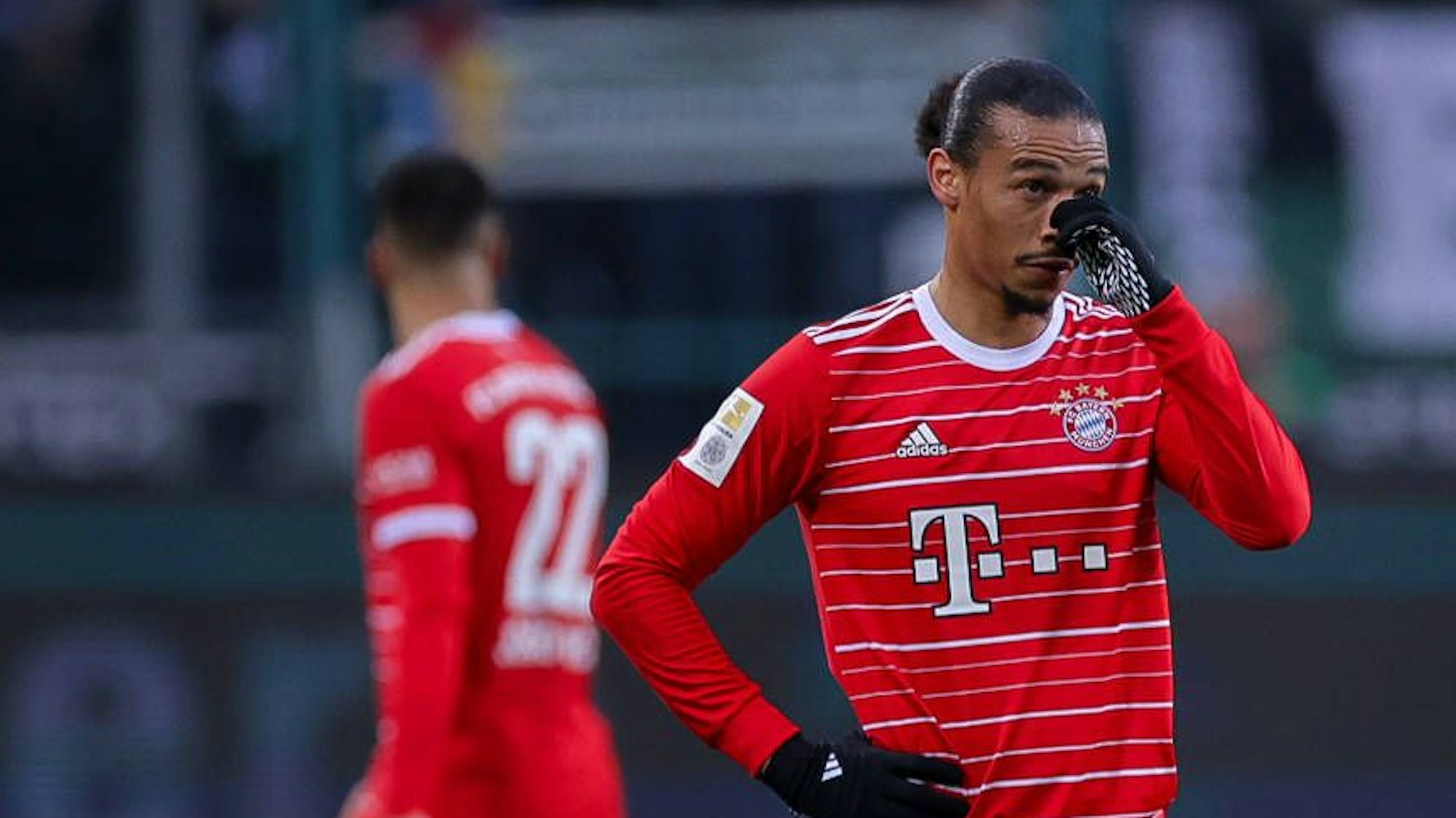 Leroy Sane im Trikot des FC Bayern München auf dem Spielfeld.