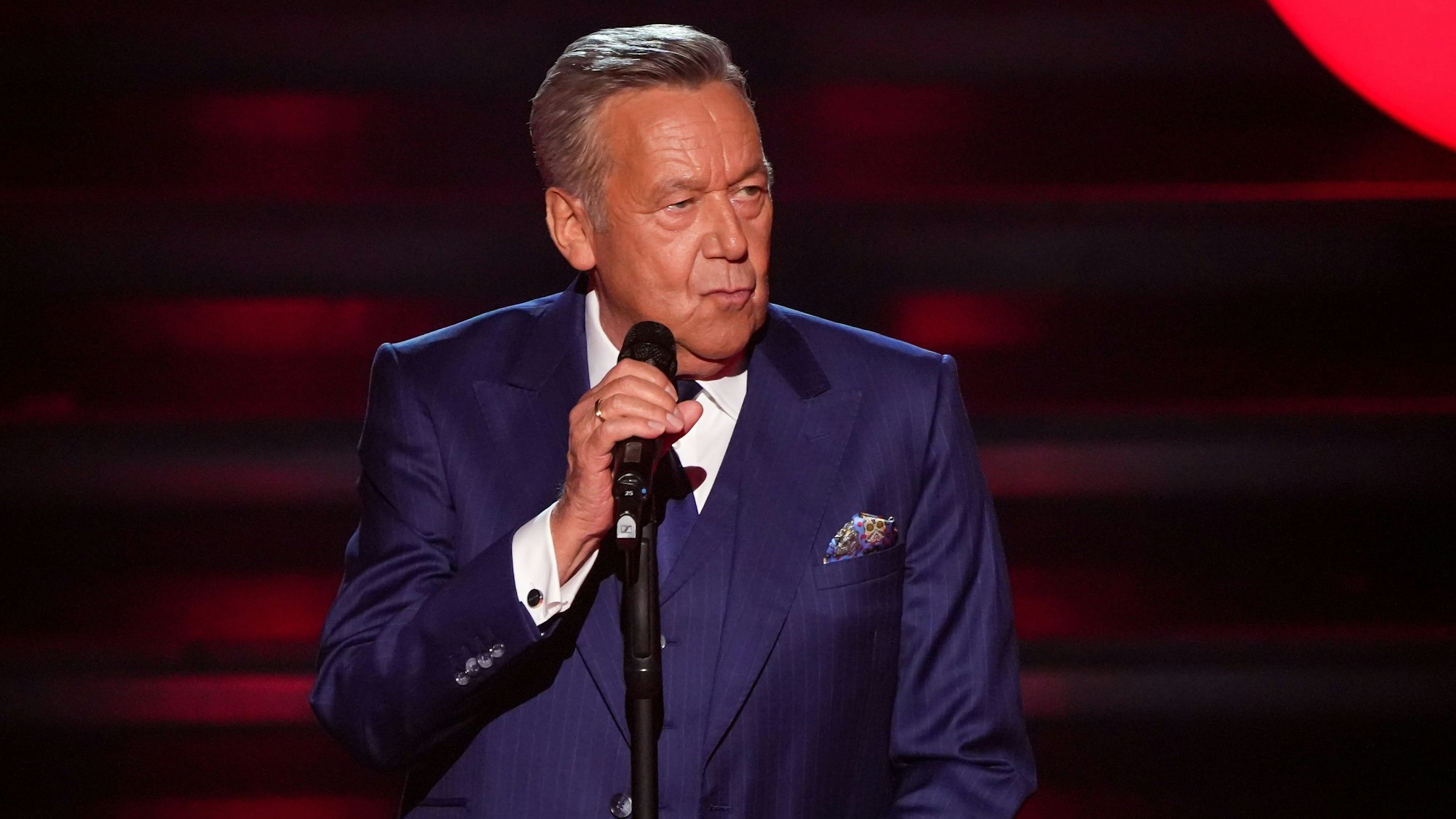 Roland Kaiser am Mikrofon.