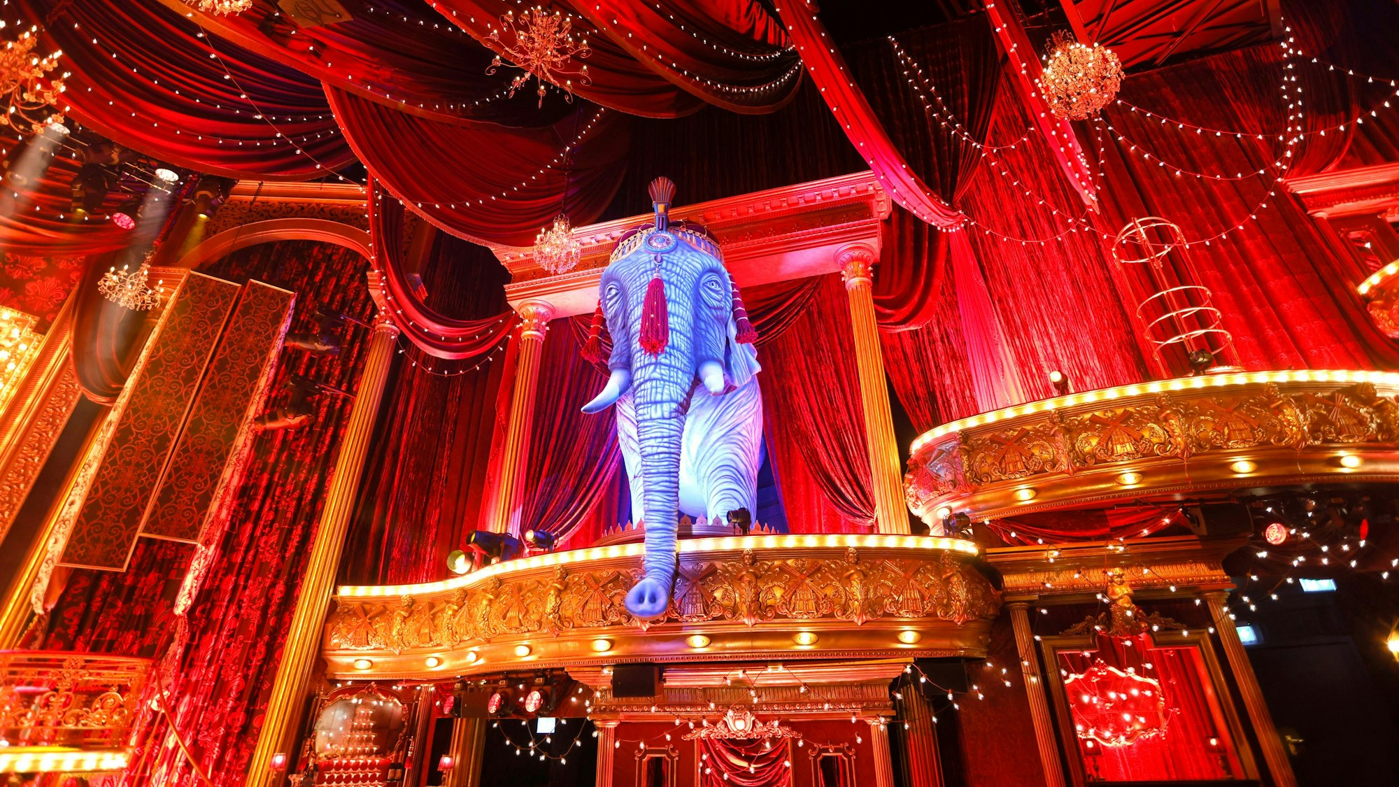 Ein großer, blauer Elefant dominiert das Bühnenbild des Musicals "Moulin Rouge" im Musical Dome.