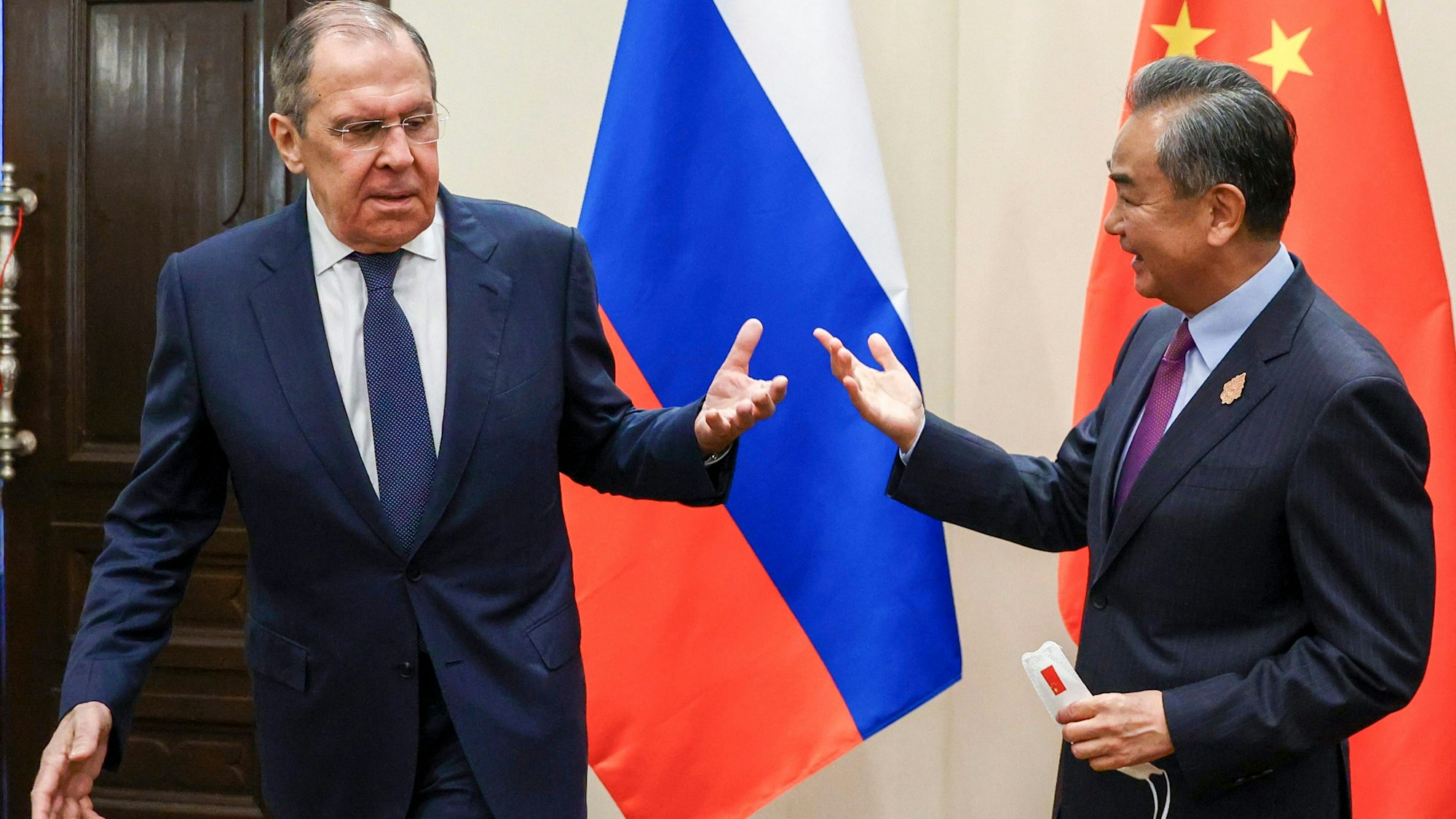 Sergej Lawrow (l.), Außenminister von Russland, und Wang Yi, Außenminister von China, im Gespräch während ihres bilateralen Treffens im Vorfeld des G20-Außenministertreffens. (Archivbild)
