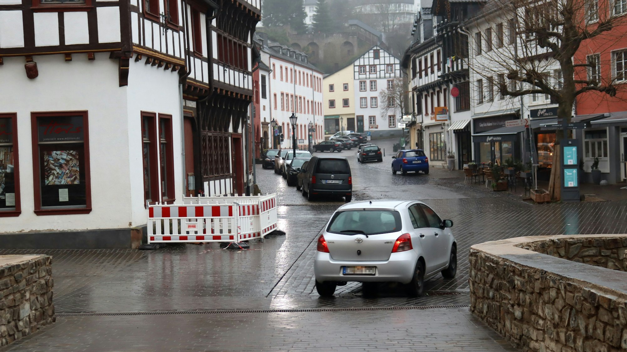 Auf einer Straße steht ein Auto.