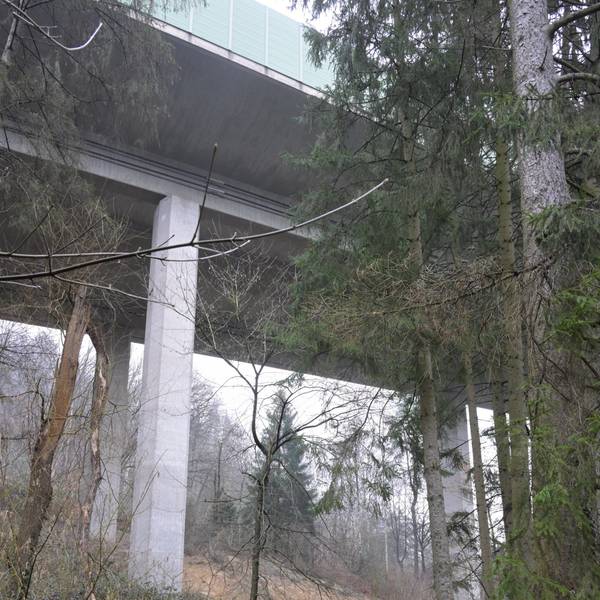 Der Overather Dresbach fließt unter einer Brücke lang.