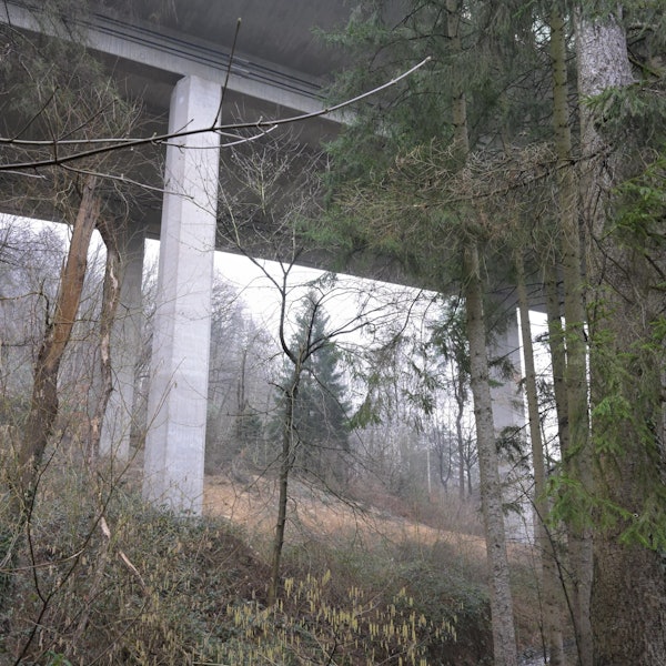 Der Overather Dresbach fließt unter einer Brücke lang.