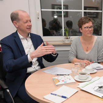Bernd Hirschfeld und Jennifer Wagnersitzen mit Bürgermeisterin Bondina Schulze an einem Tisch und unterhalten sich.