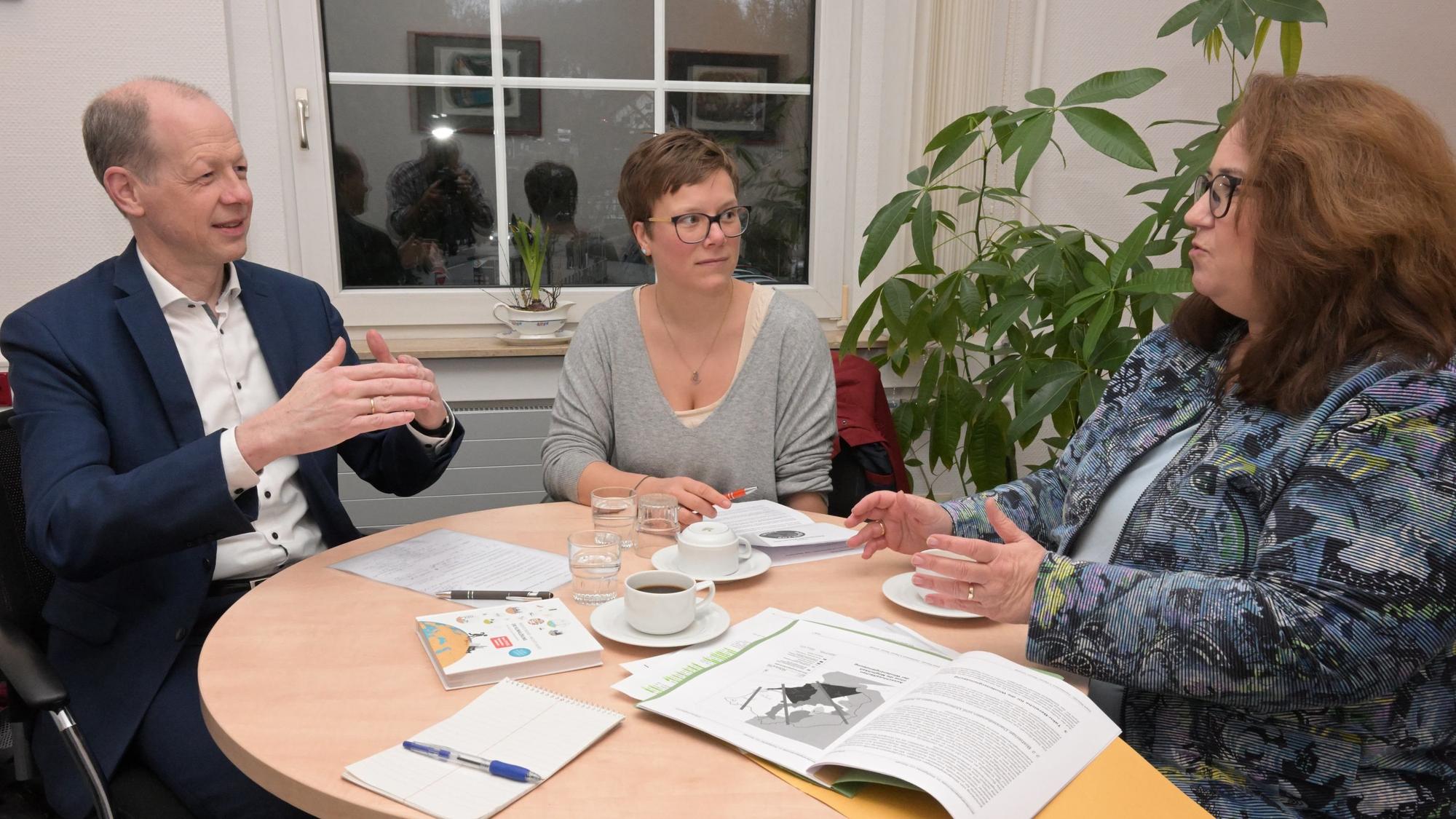 Bernd Hirschfeld und Jennifer Wagnersitzen mit Bürgermeisterin Bondina Schulze an einem Tisch und unterhalten sich.