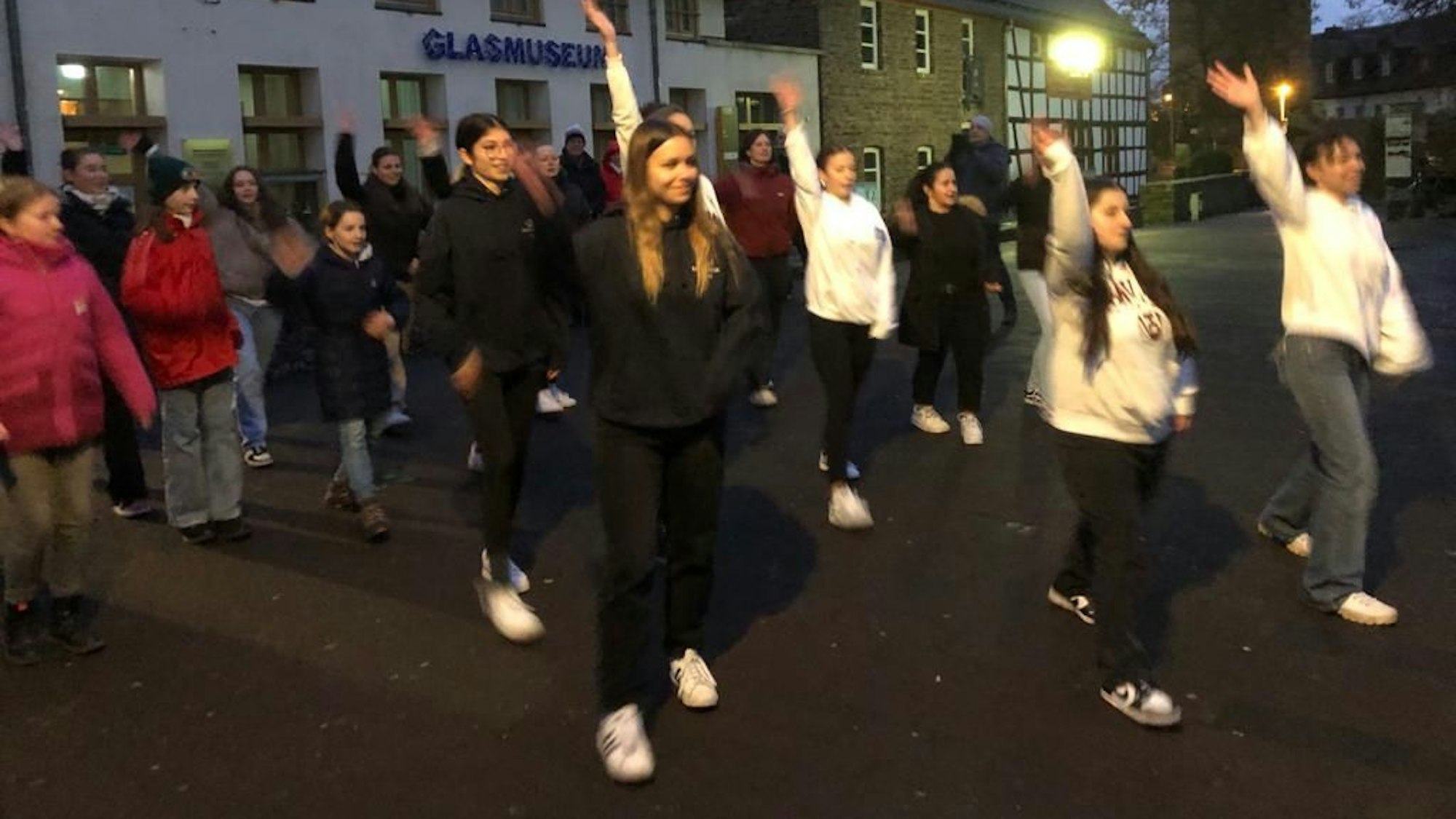 Schülerinnen des Städtischen Gymnasiums Rheinbach wollten mit einem Tanz unter dem Titel „Together“ auch Mut machen.