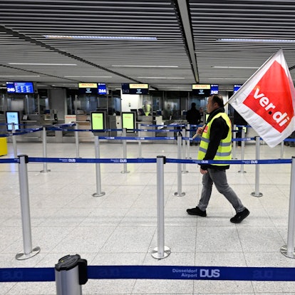 Beschäftigte der Abfertigung des Flughafens streiken für bessere Löhne. Die Gewerkschaft Verdi hat für Montag (27.02.) Warnstreiks an den beiden größten Flughäfen in Nordrhein-Westfalen angekündigt. Hintergrund seien die Verhandlungen für die Beschäftigten des öffentlichen Dienstes bei Bund und Kommunen sowie die bundesweiten Verhandlungen für die Beschäftigten der Luftsicherheit.