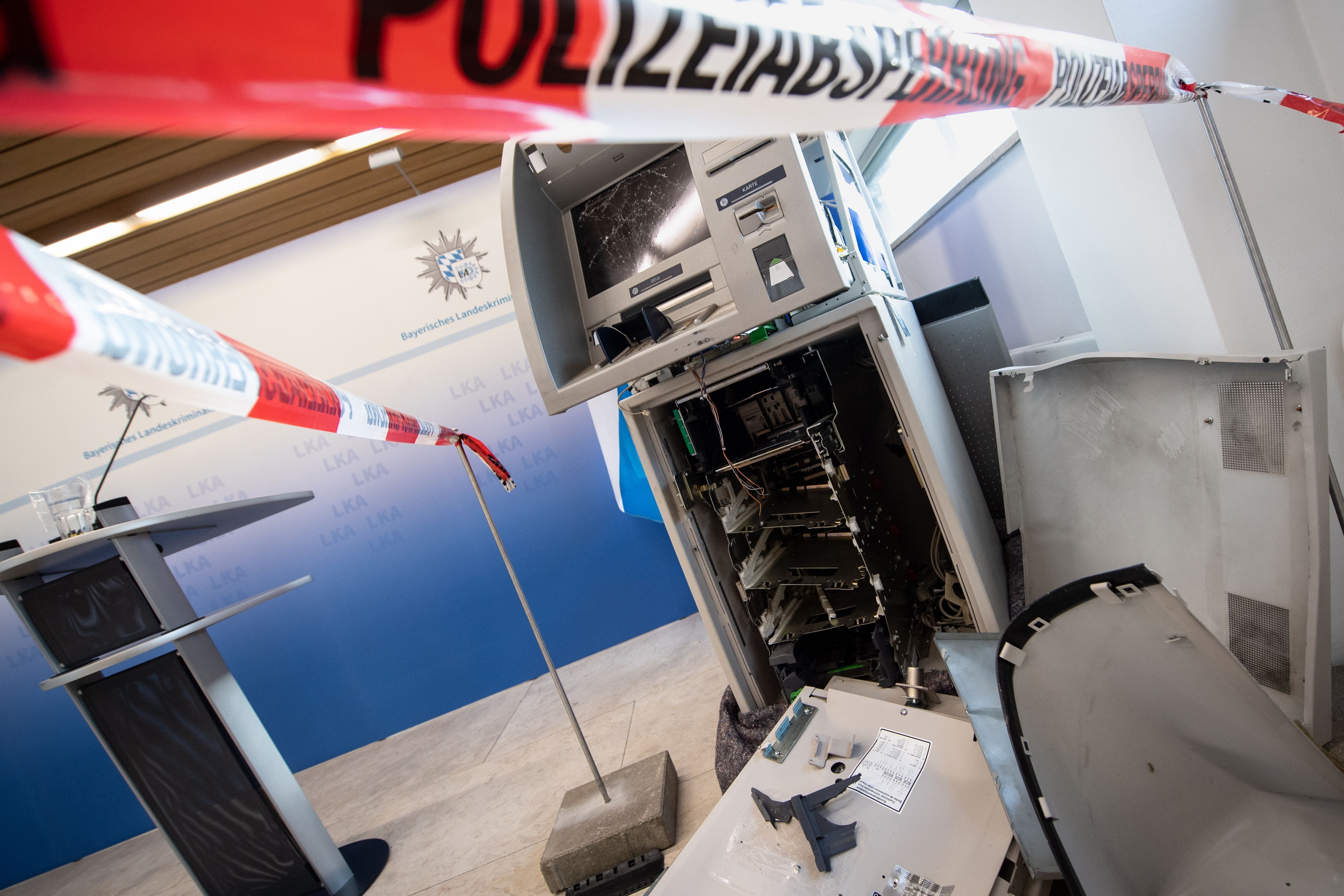Ein gesprengter Geldautomat ist auf einer Pressekonferenz beim Landeskriminalamt (LKA) zur Vorstellung des Lagebilds der Organisierten Kriminalität hinter einem Flatterband mit der Aufschrift «Polizeiabsperrung» ausgestellt.
