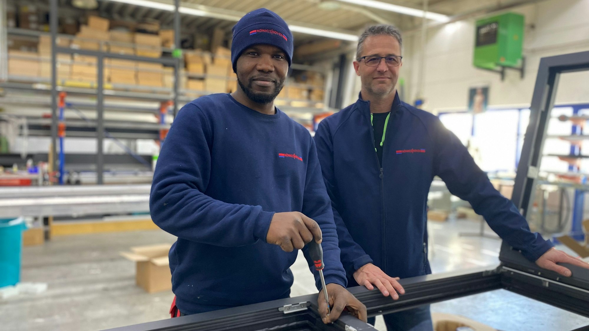 Ankommen Metallbauer
Aboubacar Yattara und sein Chef Martin Königshoven in der Fertigungshalle des Metallbaubetriebs.