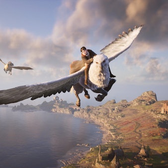 Szene aus dem Videospiel: Ein Zauberlehrling fliegt auf einem Hippogreif durch die Welt von „Hogwarts Legacy“.