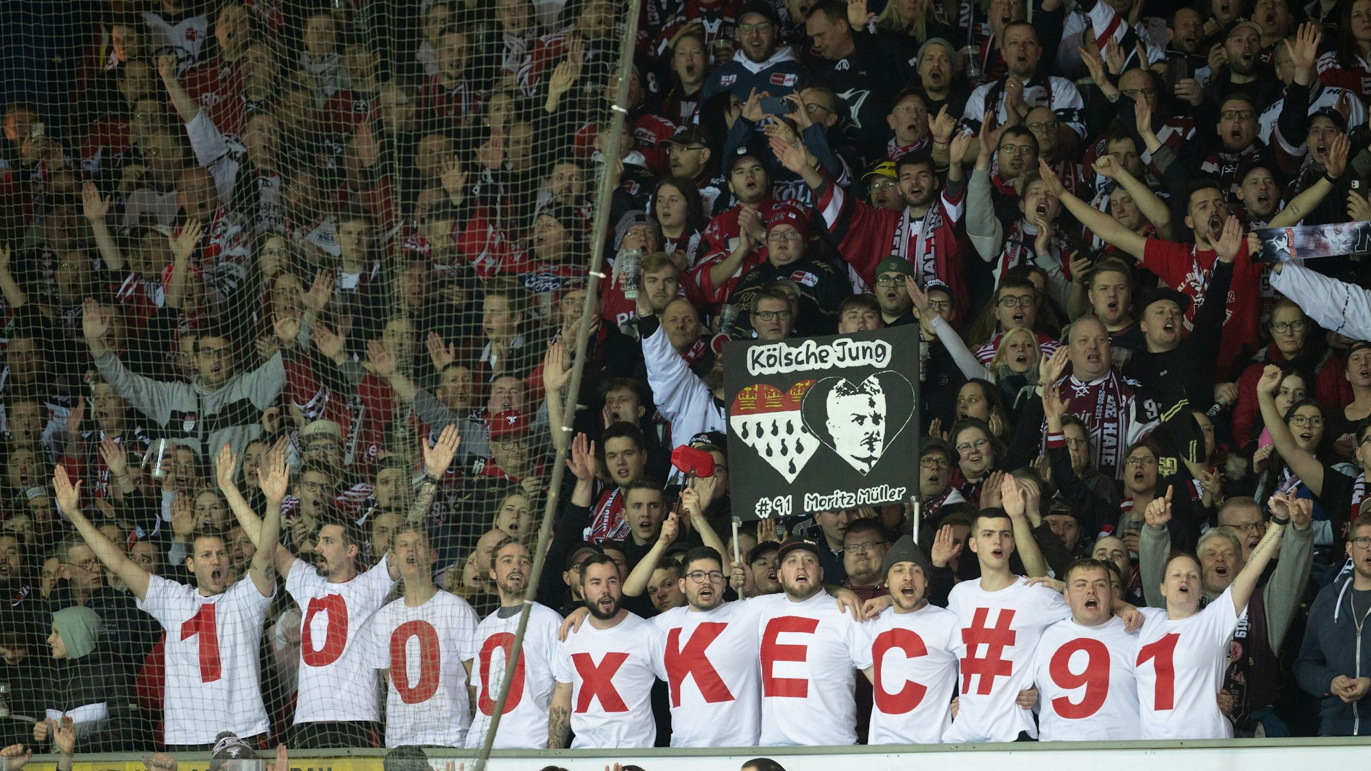 24.02.2023, Nordrhein-Westfalen, Iserlohn: Eishockey: DEL, Iserlohn Roosters - Kölner Haie, Hauptrunde, 46. Spieltag, Eissporthalle Iserlohn: Moritz Müller wird vor dem Spiel für sein 1000. Spiel geehrt. Foto: Bernd Thissen/dpa +++ dpa-Bildfunk +++