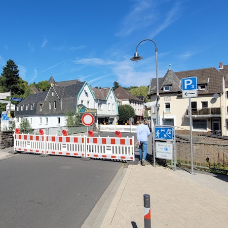 Die Brücke am Markt in Schleiden ist wegen Flutschäden gesperrt und muss neu gebaut werden.