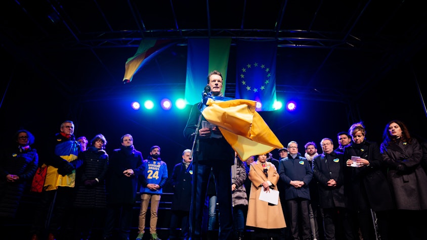 Hendrik Wüst spricht bei der Demo 1 Jahr Krieg in der Ukraine