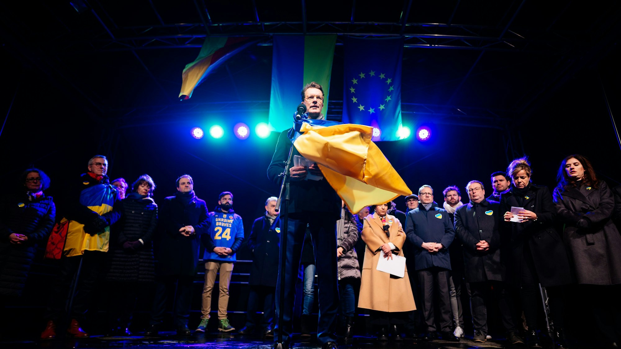 Hendrik Wüst spricht bei der Demo 1 Jahr Krieg in der Ukraine