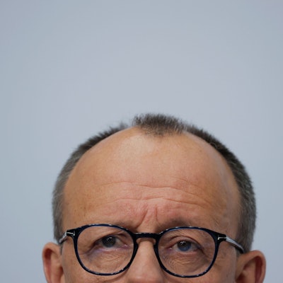 Der Vorsitzende der Christlich Demokratischen Union (CDU) Deutschlands, Friedrich Merz, spricht während einer gemeinsamen Pressekonferenz mit dem Spitzenkandidaten der Partei im Konrad-Adenauer-Haus.