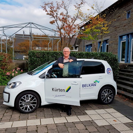 Bürgermeister Willi Heider stellt ein neues E-Auto der Kürtener Verwaltung vor.