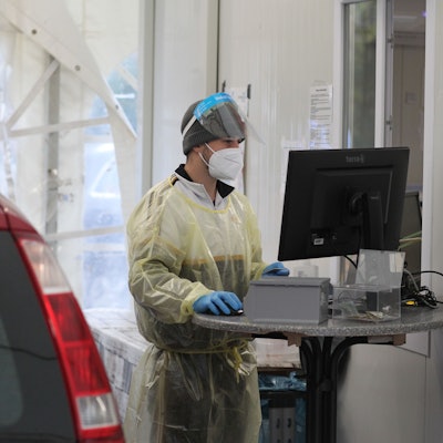 Das Bild zeigt ein Corona-Testzentrum.