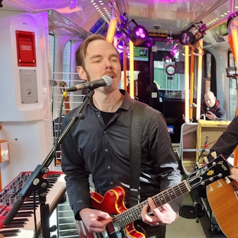 Die Band Mando Diao spielt in der Stadtbahn Hannover.