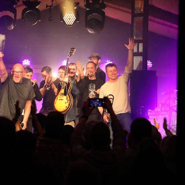 Die ehemalige Wise Guys Clemens Tewinkel und Eddi Hüneke stehen mit den Musikern der Band von Jakob Tewinkel auf der Bühne des Altenberger Spiegelzelts.