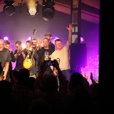 Die ehemalige Wise Guys Clemens Tewinkel und Eddi Hüneke stehen mit den Musikern der Band von Jakob Tewinkel auf der Bühne des Altenberger Spiegelzelts.