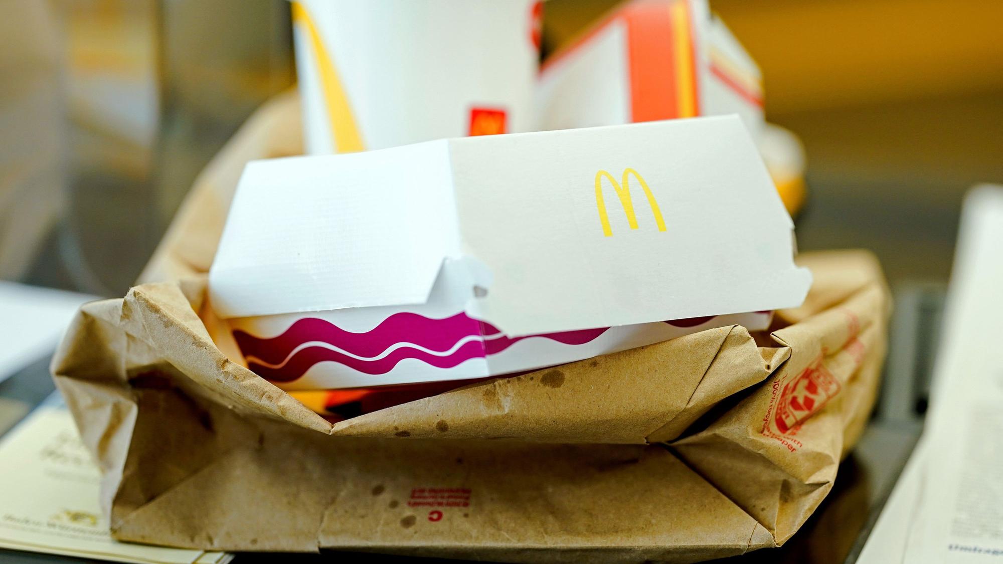 McDonalds-Verpackungsmaterial liegt auf einem Tisch. (Symbolbild)