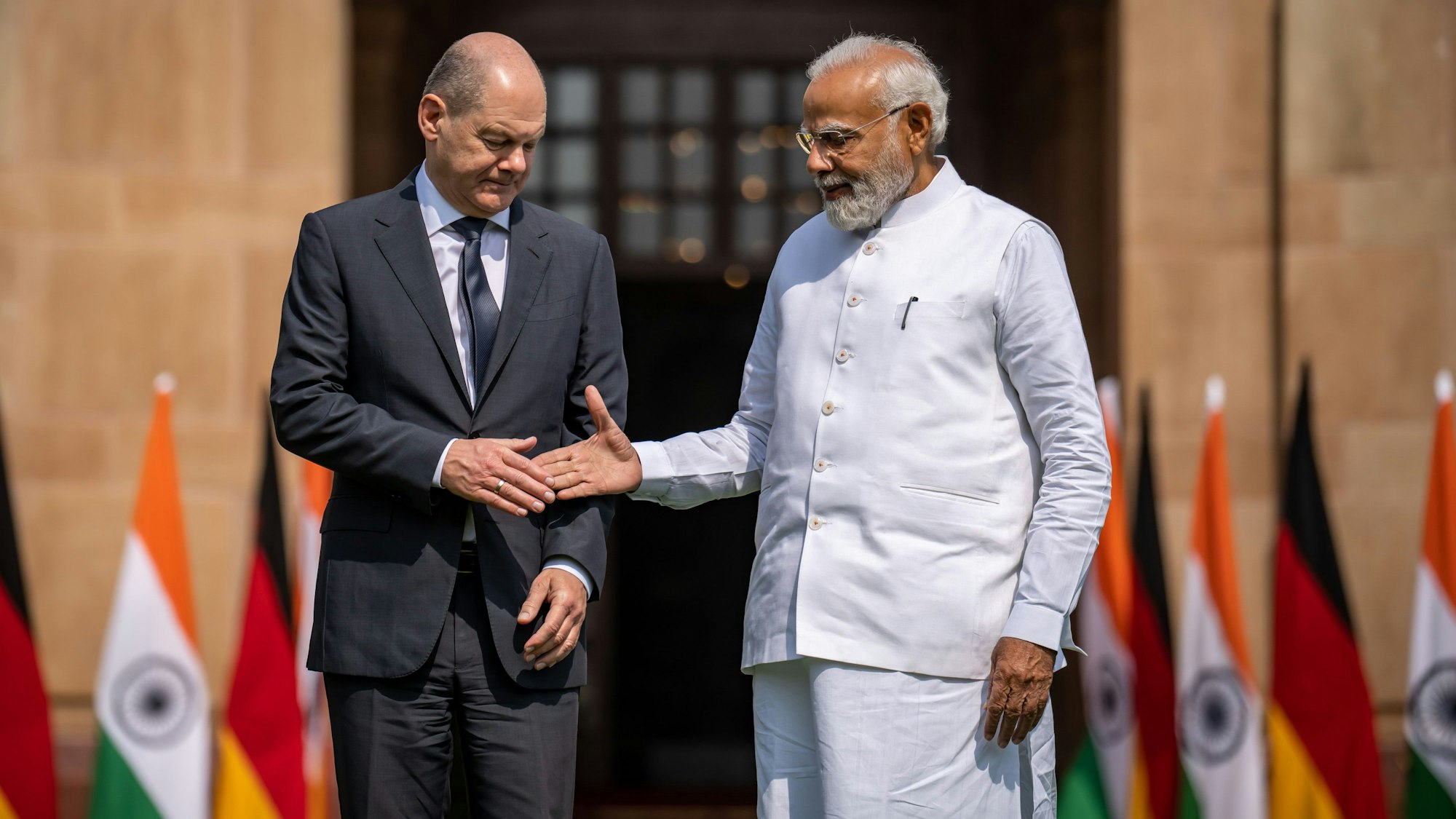 Scholz hält sich zu einem zweitägigen Besuch in Indien auf und besucht auch Bangaluru.