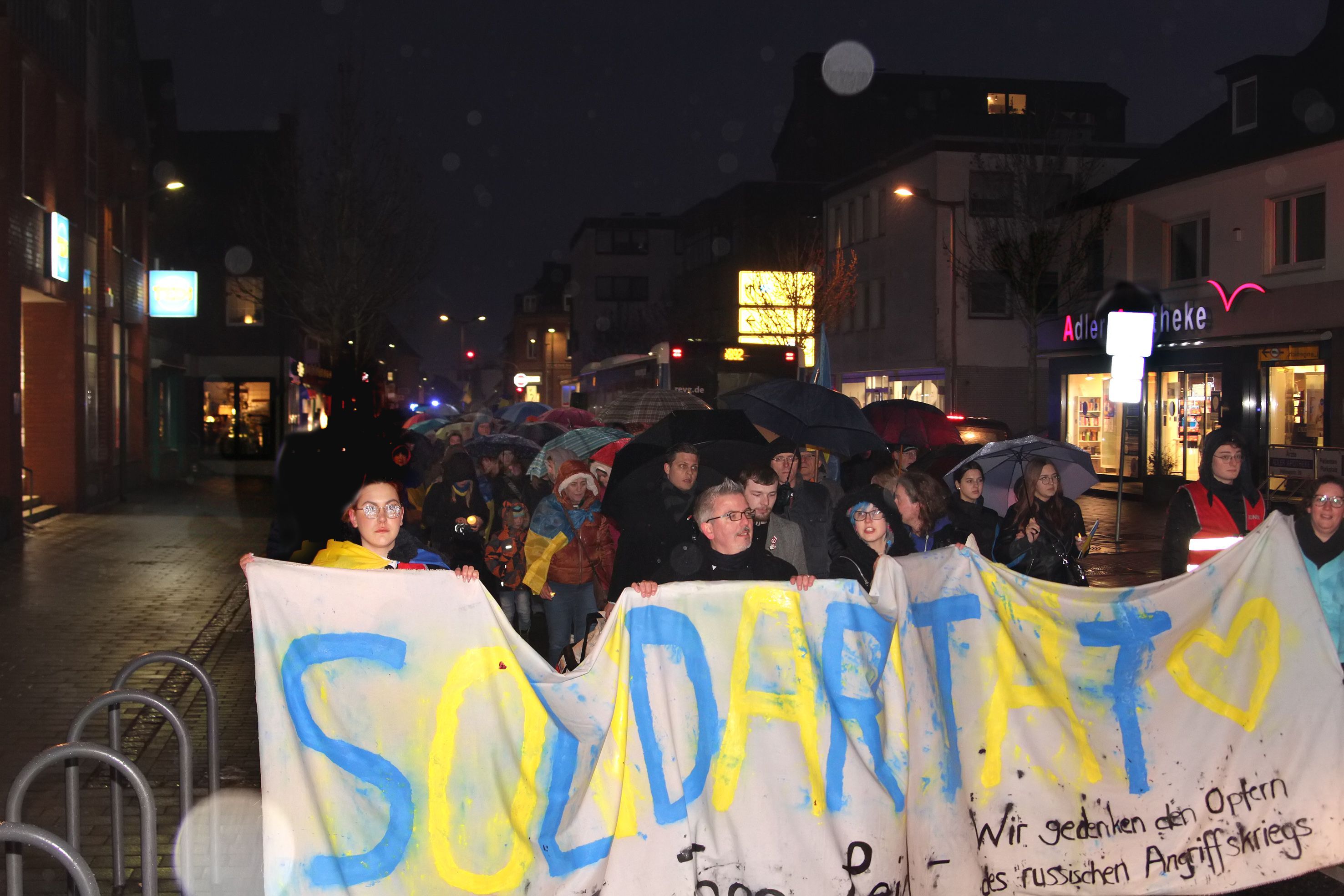 Ein Jahr nach Beginn des russischen Angriffs bekundeten bei einer Gedenkveranstaltung in Kerpen fast 300 Menschen ihre Solidarität mit den Menschen in der Ukraine.