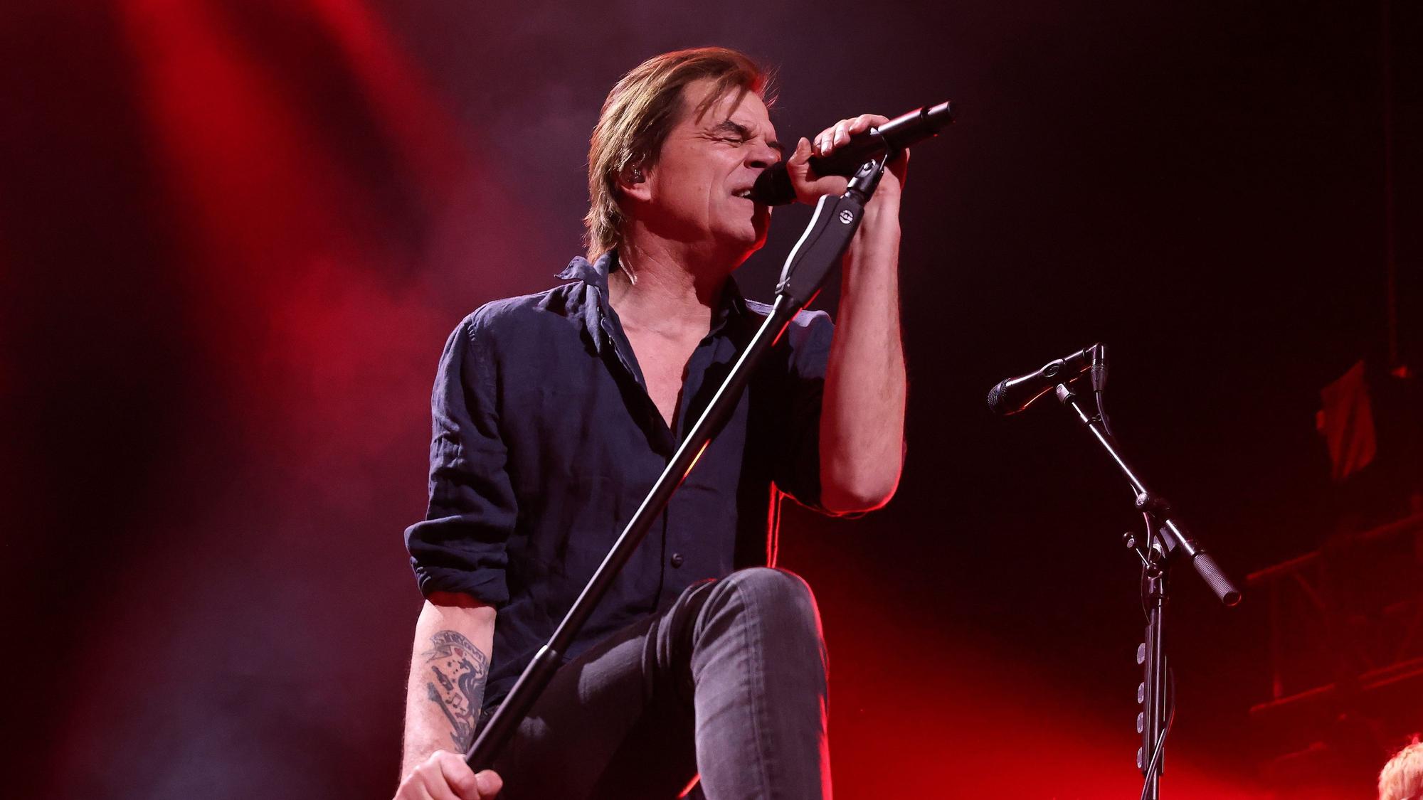 In dem PSD Bank Dome in Düsseldorf singt Frontmann Campino bei dem Toten Hosen-Benefizkonzert „Drei Akkorde für deine Spende!“.