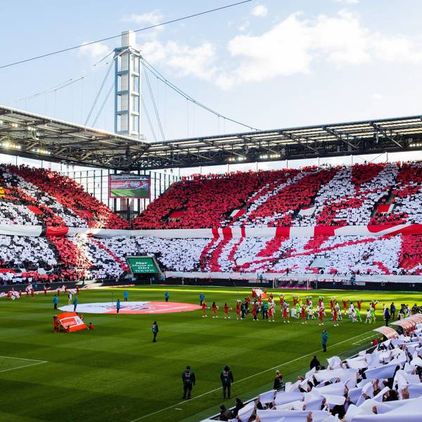 25.02.2023, Nordrhein-Westfalen, Köln: Fußball: Bundesliga, 1. FC Köln - VfL Wolfsburg, 22. Spieltag, RheinEnergieStadion. Das ganze Stadion zeigt zum 75-jährigen Jubliäum des 1. FC eine Choreografie. Foto: Rolf Vennenbernd/dpa - WICHTIGER HINWEIS: Gemäß den Vorgaben der DFL Deutsche Fußball Liga bzw. des DFB Deutscher Fußball-Bund ist es untersagt, in dem Stadion und/oder vom Spiel angefertigte Fotoaufnahmen in Form von Sequenzbildern und/oder videoähnlichen Fotostrecken zu verwerten bzw. verwerten zu lassen. +++ dpa-Bildfunk +++
