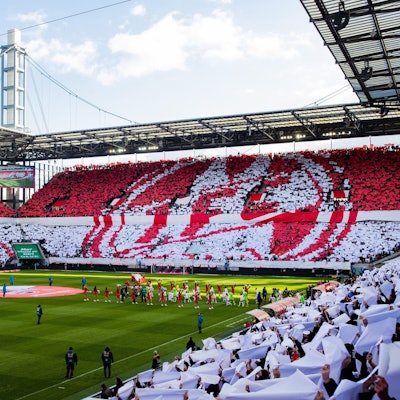 25.02.2023, Nordrhein-Westfalen, Köln: Fußball: Bundesliga, 1. FC Köln - VfL Wolfsburg, 22. Spieltag, RheinEnergieStadion. Das ganze Stadion zeigt zum 75-jährigen Jubliäum des 1. FC eine Choreografie. Foto: Rolf Vennenbernd/dpa - WICHTIGER HINWEIS: Gemäß den Vorgaben der DFL Deutsche Fußball Liga bzw. des DFB Deutscher Fußball-Bund ist es untersagt, in dem Stadion und/oder vom Spiel angefertigte Fotoaufnahmen in Form von Sequenzbildern und/oder videoähnlichen Fotostrecken zu verwerten bzw. verwerten zu lassen. +++ dpa-Bildfunk +++