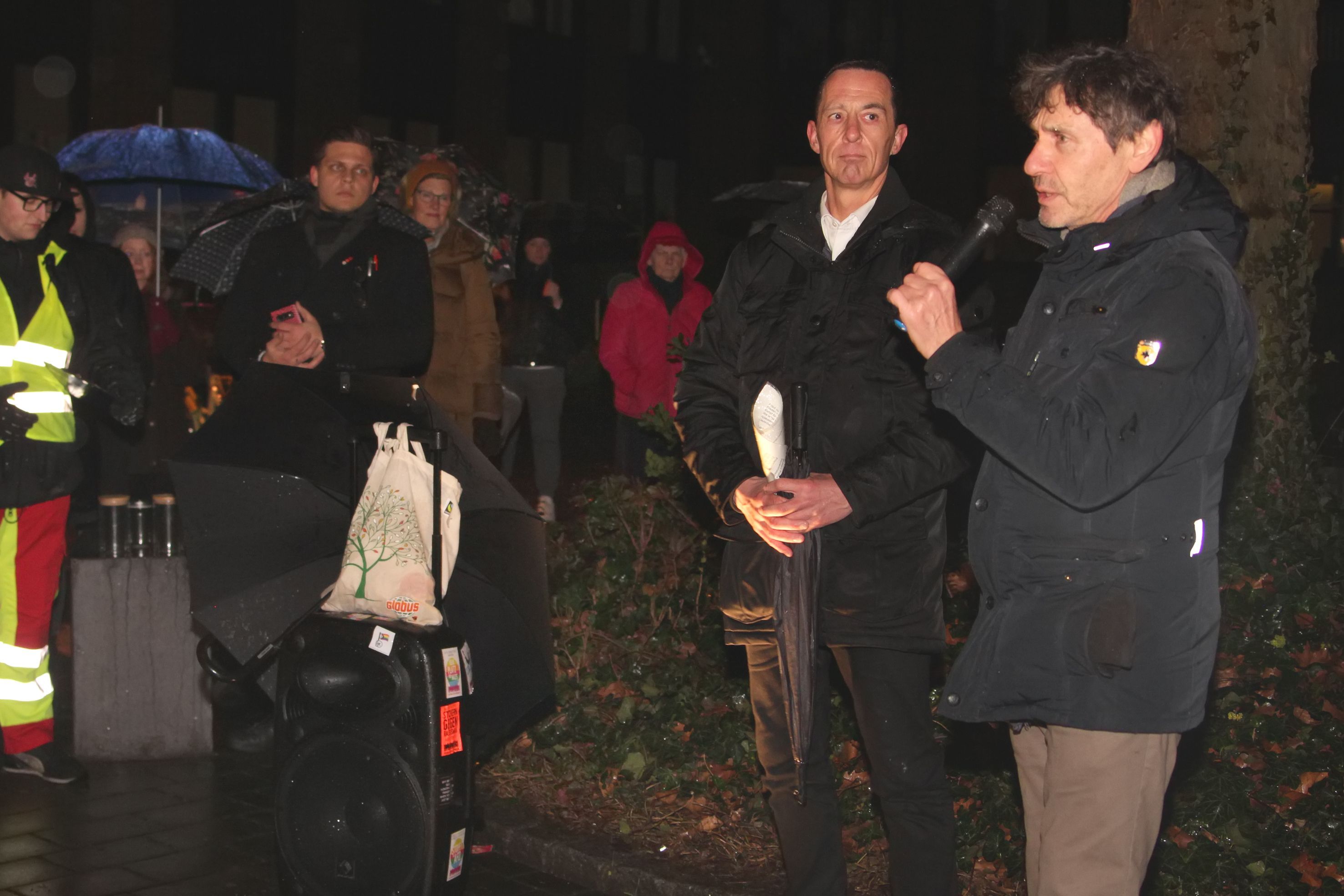 Ein Jahr nach Beginn des russischen Angriffs bekundeten bei einer Gedenkveranstaltung in Kerpen fast 300 Menschen ihre Solidarität mit den Menschen in der Ukraine.
