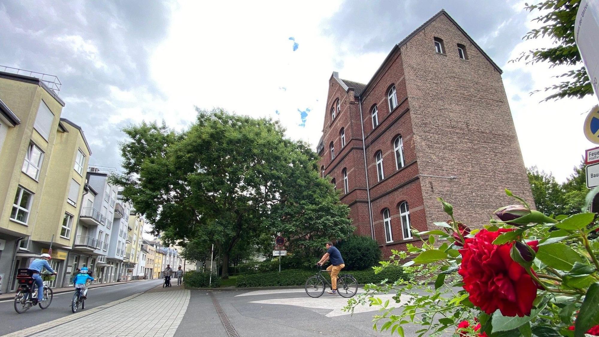 Auf dem Foto ist das Brühler Marienhospital zu sehen. Nur noch bis Ende Februar 2023 befindet sich direkt vor dem Haus eine Corona-Teststation.