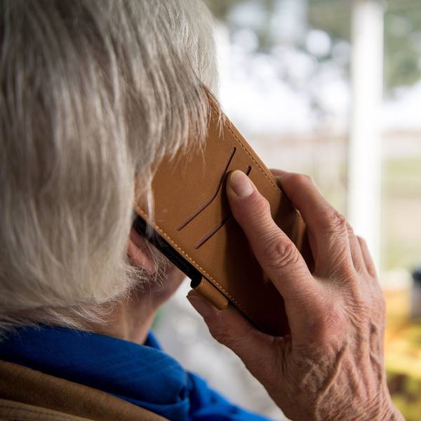 Eine Seniorin telefoniert mit ihrem Smartphone.