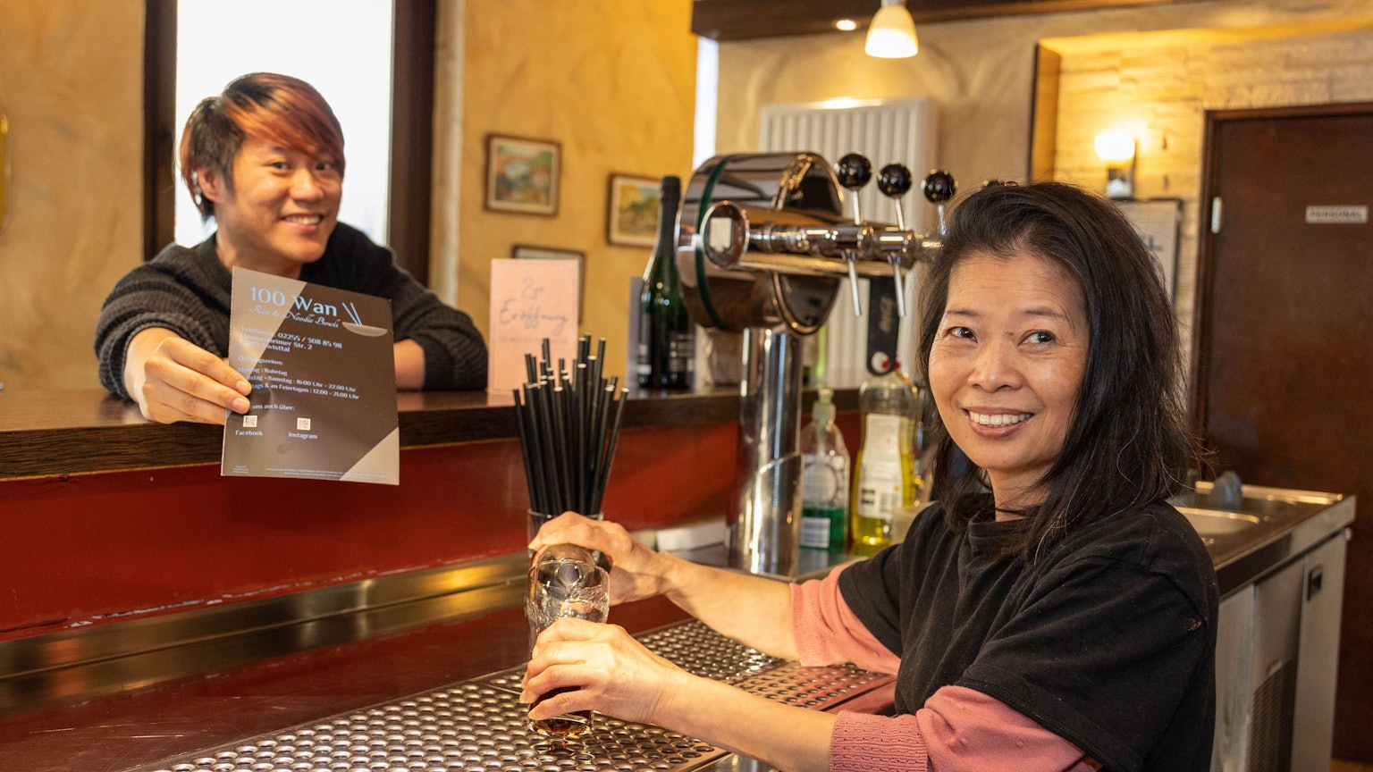 Hoin Zhung Man (l.) und Hop Fan Ng an der Theke im 100 Wan in Swisttal-Odendorf.