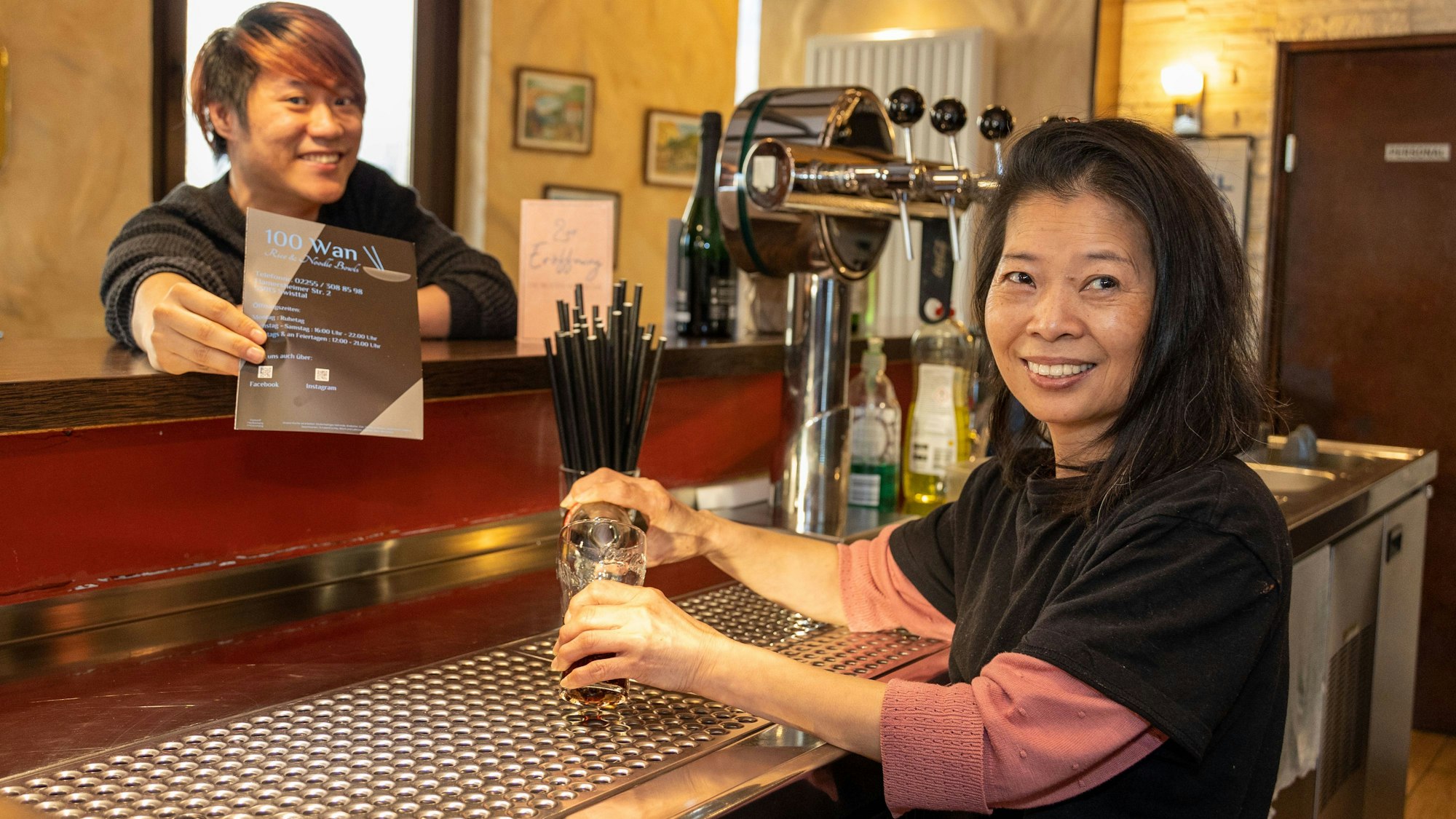 Hoin Zhung Man (l.) und Hop Fan Ng an der Theke im 100 Wan in Swisttal-Odendorf.