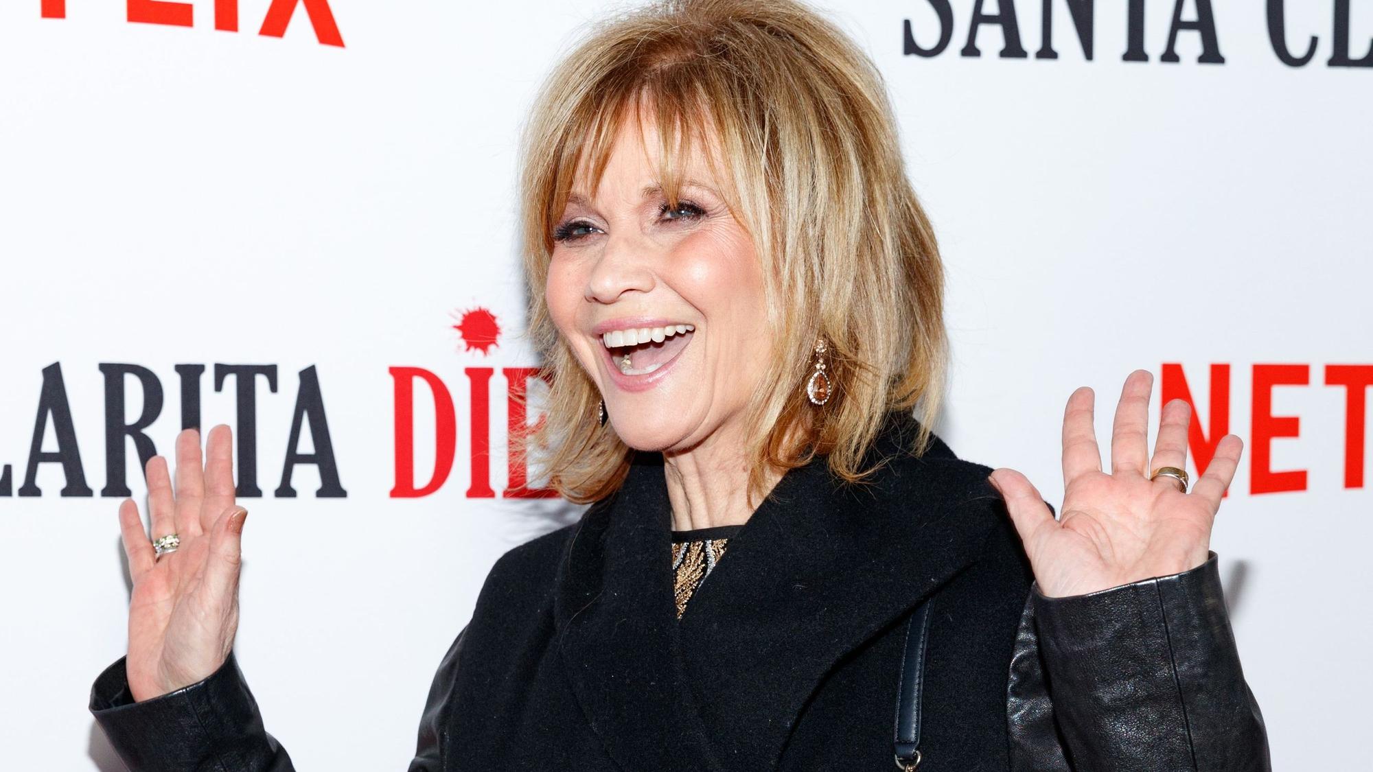 Markie Post winkt ihren Fans.