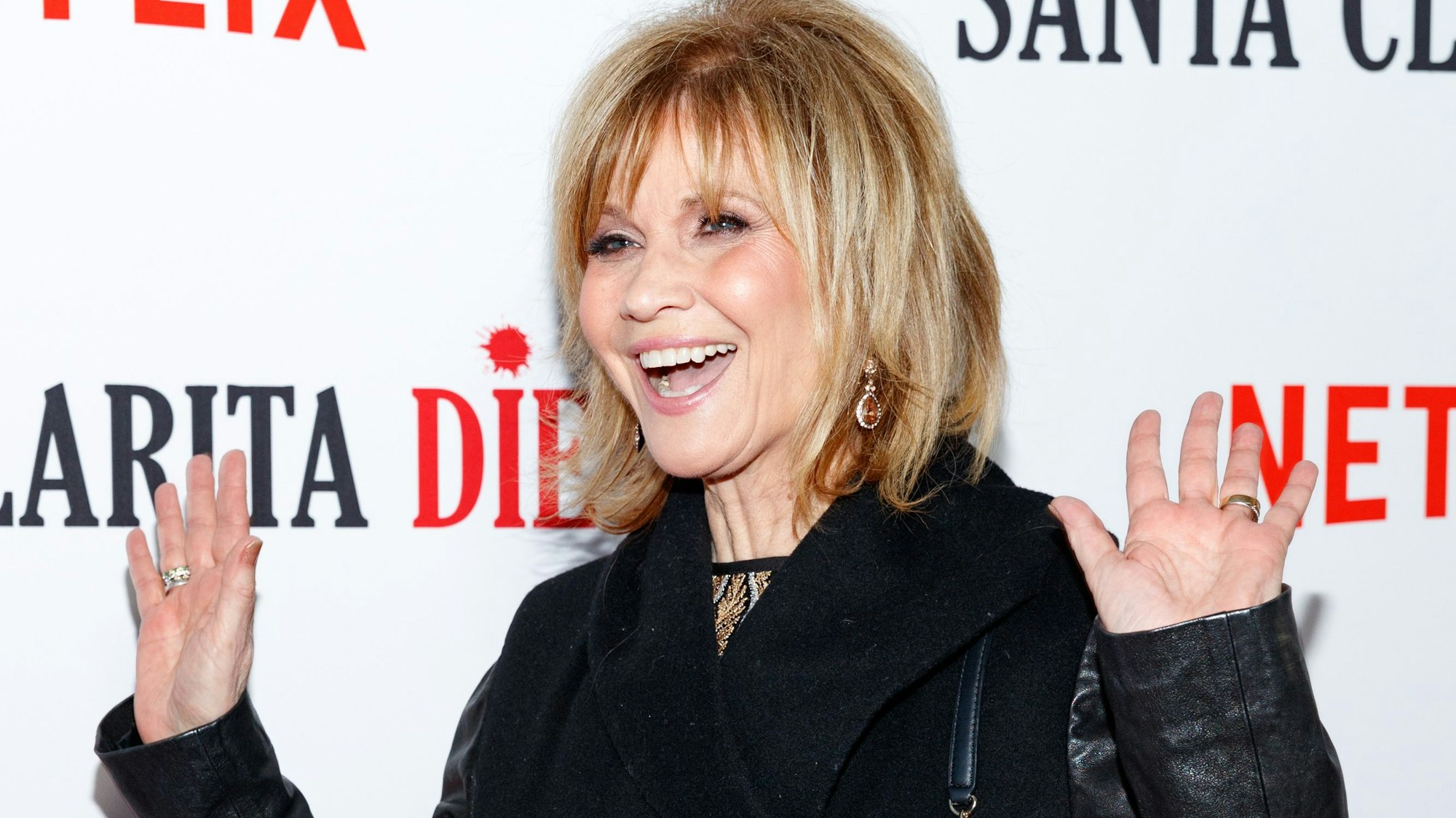 Markie Post winkt ihren Fans.