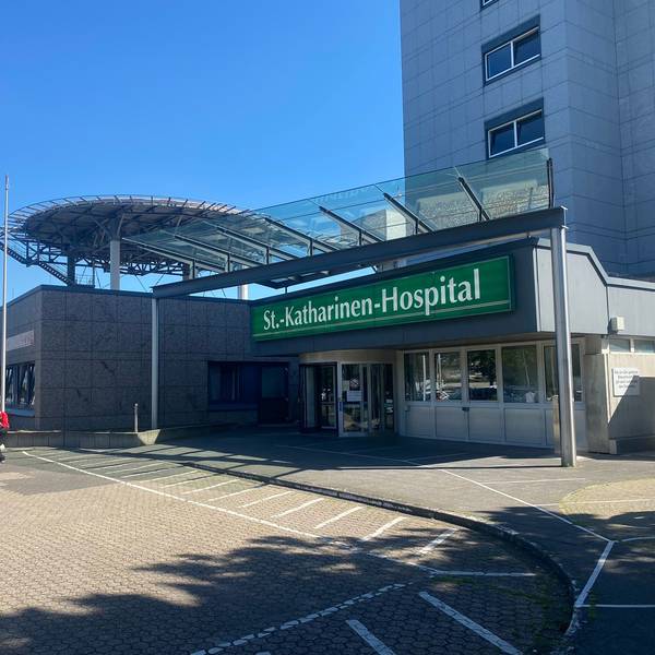 Das Bild zeigt den Haupteingang vom Frechener St.-Katharinen-Hospital.