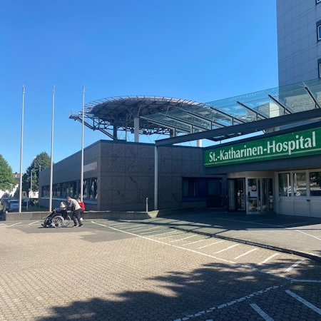 Das Bild zeigt den Haupteingang vom Frechener St.-Katharinen-Hospital.
