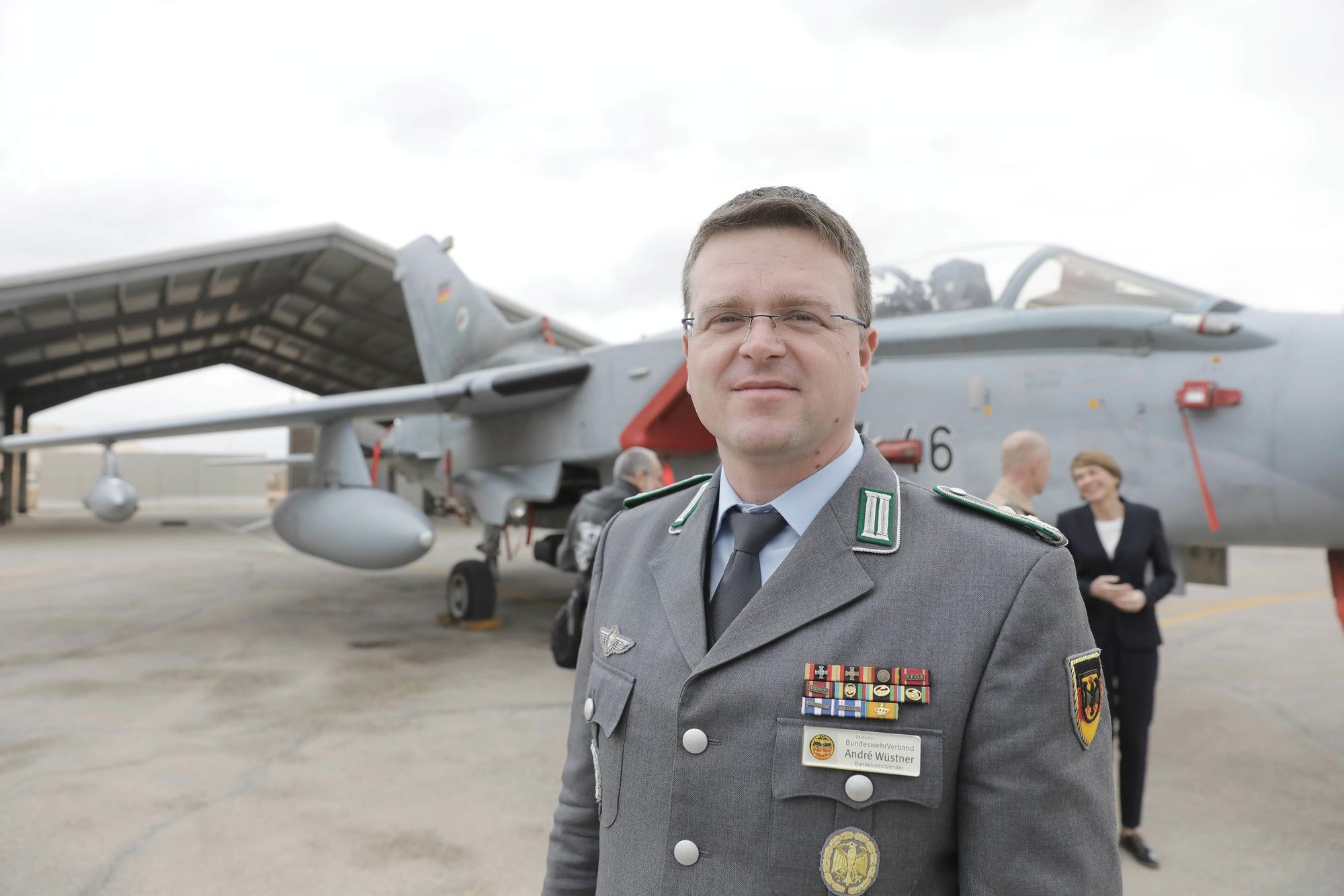 André Wüstner, Vorsitzender des Bundeswehrverbands besucht das deutsche Einsatzkontingent Counter Daesh mit Bundespräsident Steinmeier auf der jordanischen Luftwaffenbasis. Auf dem Programm der fünftägigen Reise in den Libanon und Jordanien stehen unter anderem ein Treffen mit Jordaniens König, der Besuch eines Flüchtlingslagers sowie Begegnungen mit hochrangigen libanesischen Politikern.