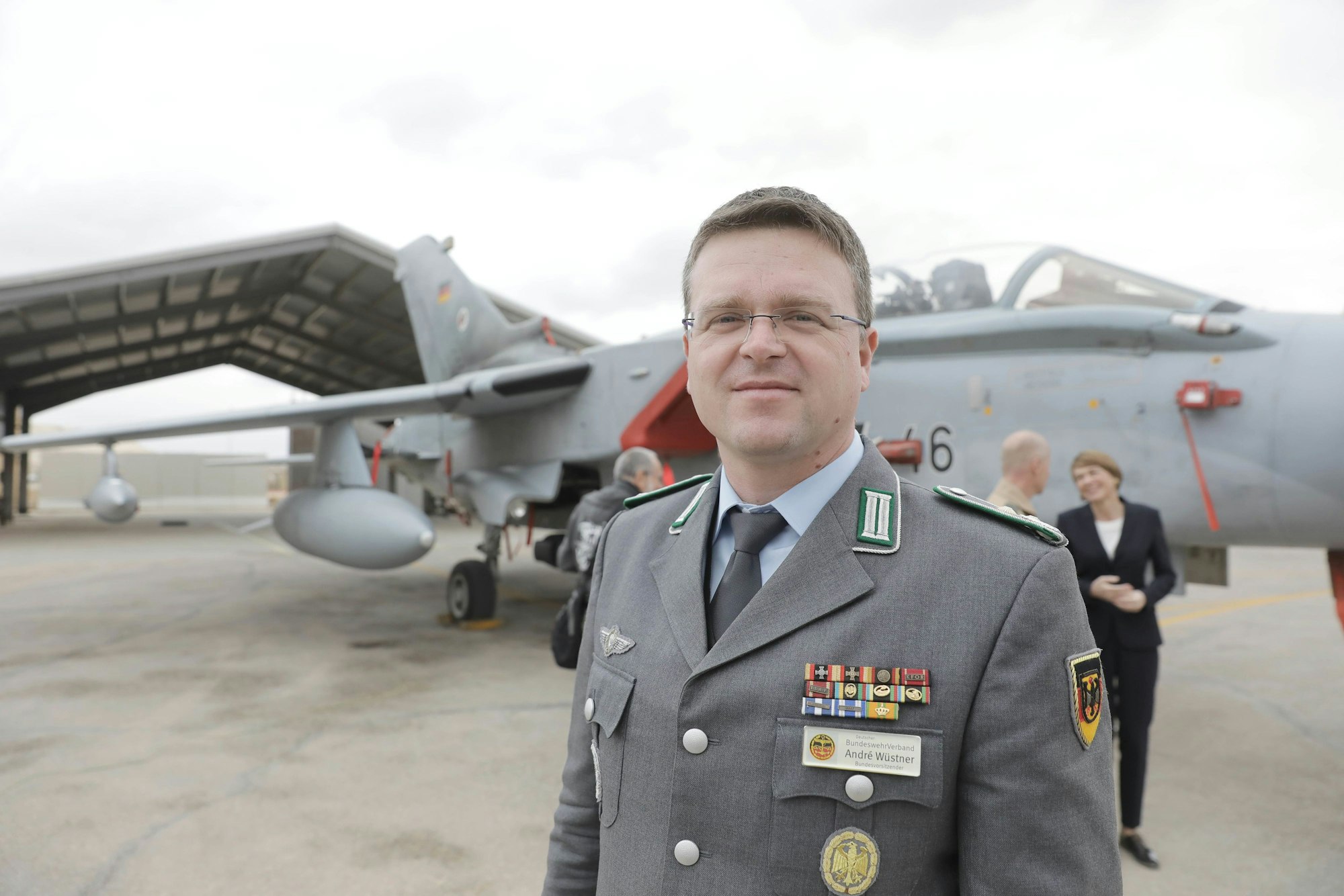 André Wüstner, Vorsitzender des Bundeswehrverbands besucht das deutsche Einsatzkontingent Counter Daesh mit Bundespräsident Steinmeier auf der jordanischen Luftwaffenbasis. Auf dem Programm der fünftägigen Reise in den Libanon und Jordanien stehen unter anderem ein Treffen mit Jordaniens König, der Besuch eines Flüchtlingslagers sowie Begegnungen mit hochrangigen libanesischen Politikern.