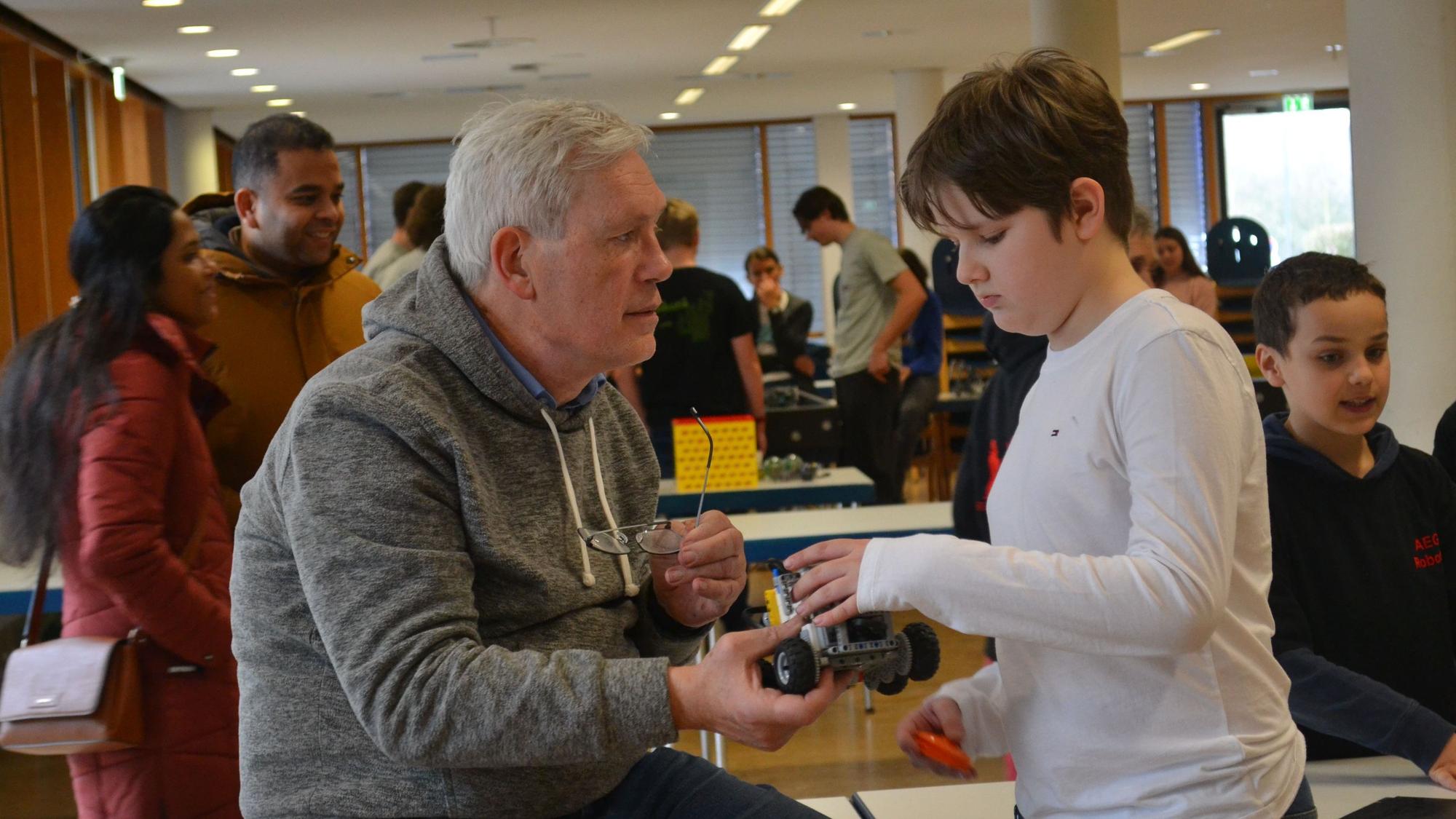Das Wissen des bisherigen Robocup-Organisators Winfried Schmitz war immer noch sehr gefragt.
