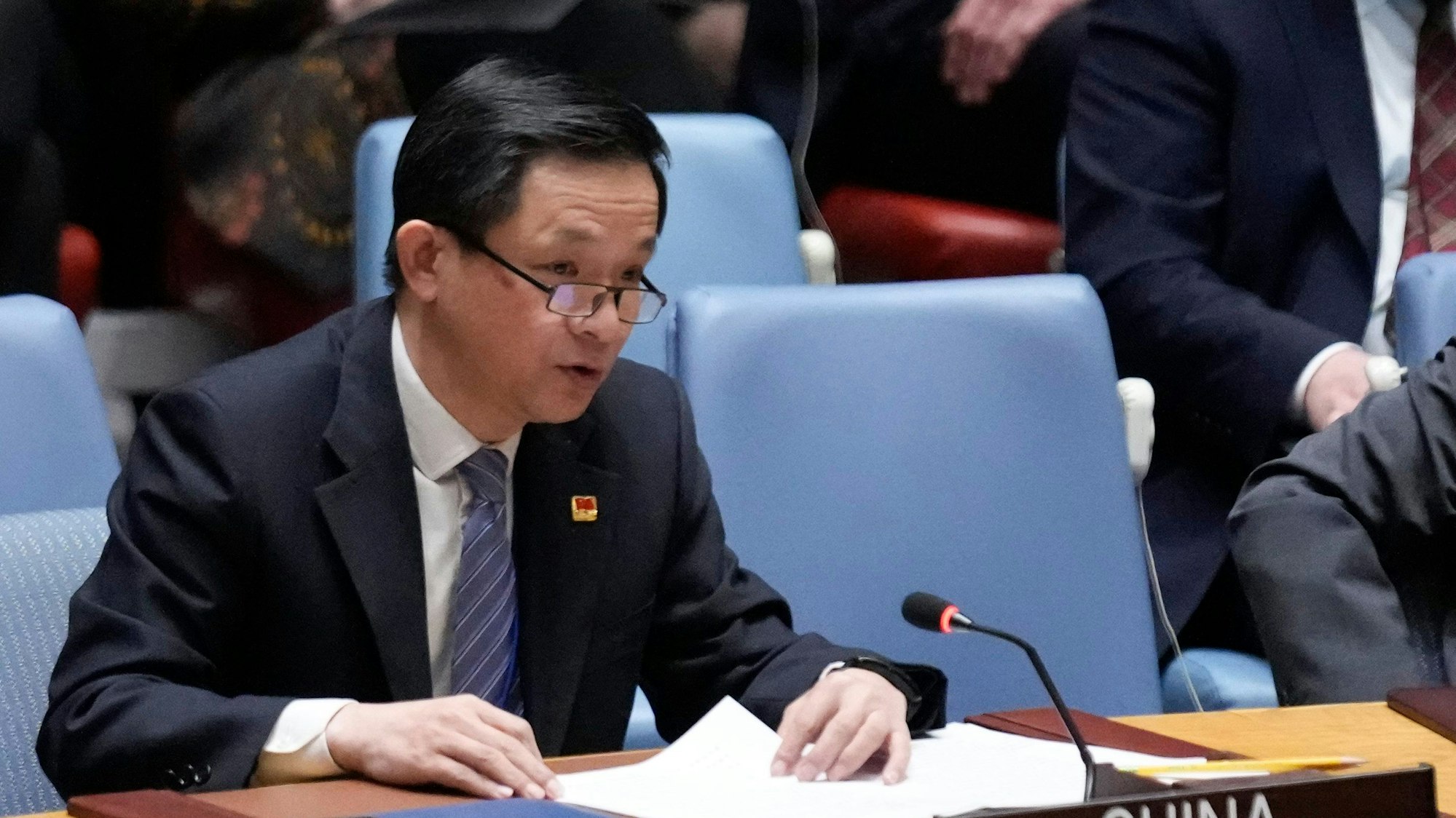 24.02.2023, USA, New York: Dai Bing, stellvertretender Botschafter von China bei den Vereinten Nationen, spricht während einer Sitzung des Sicherheitsrates im Hauptquartier der Vereinten Nationen.